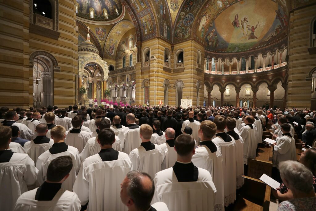 Los seminaristas observan mientras los prelados ingresan al inicio de las vísperas por el venerable Fulton J. Sheen, el 23 de septiembre de 2026, en la Catedral Basílica de St. Louis, en la víspera de su beatificación. El arzobispo Sheen es recordado como uno de los evangelizadores más influyentes e innovadores de la historia de Estados Unidos. (Foto OSV News/Bob Roller)