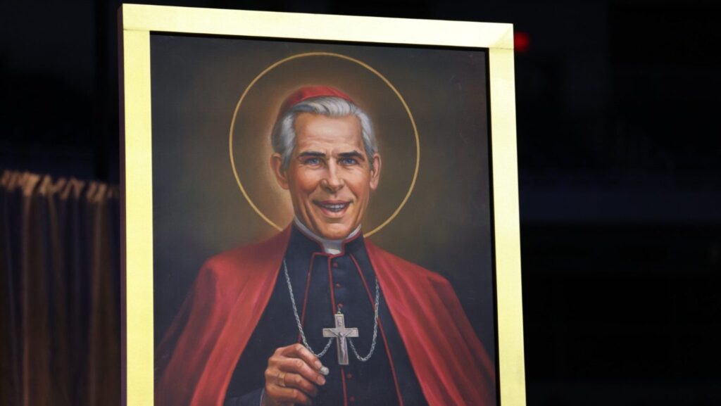 El retrato oficial del beato Fulton J. Sheen es presentado durante su Misa de beatificación, celebrada el 24 de septiembre de 2026 en The Dome at America's Center, en San Luis. (Foto de OSV News/Margaret Murray)