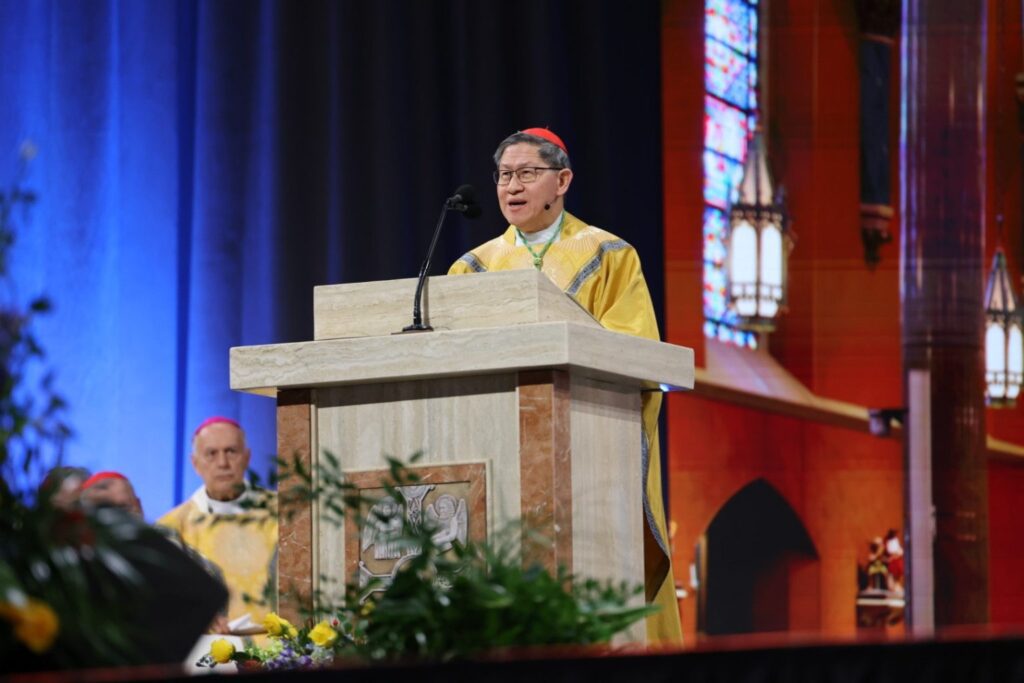 El cardenal Luis Tagle, pro-prefecto del Dicasterio para la Evangelización, pronuncia la homilía durante la Misa de beatificación del beato Fulton J. Sheen, celebrada el 24 de septiembre de 2026 en The Dome at America's Center, en San Luis. (Foto de OSV News/Margaret Murray)