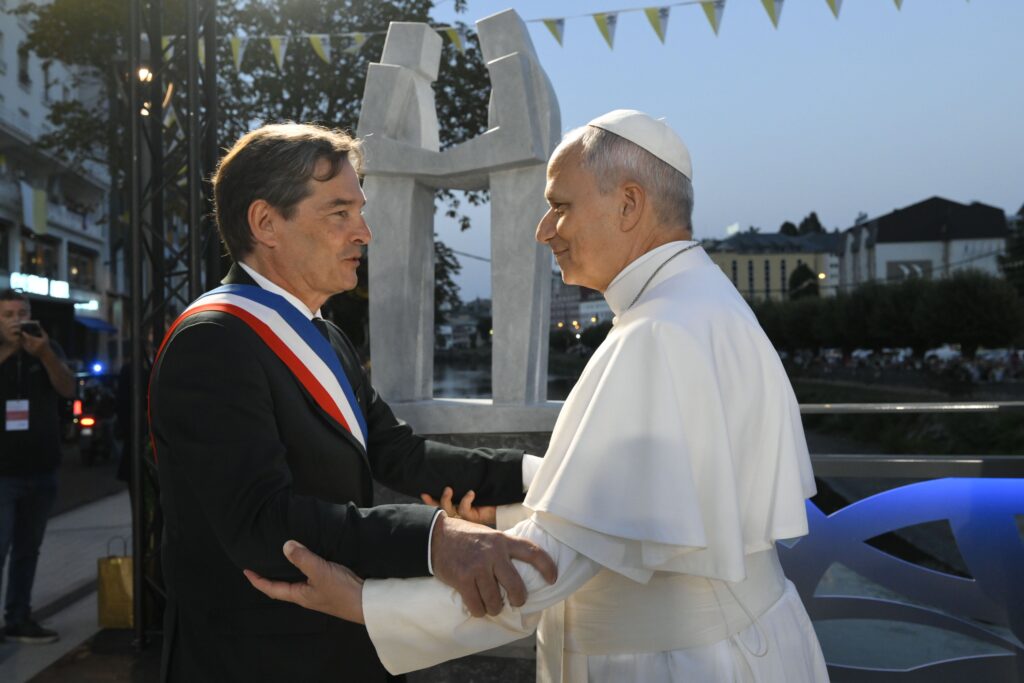 Thierry Lavit, alcalde de Lourdes, Francia, recibe al papa León XIV en la ciudad el 26 de septiembre de 2026. (Foto de OSV News/Vatican Media)