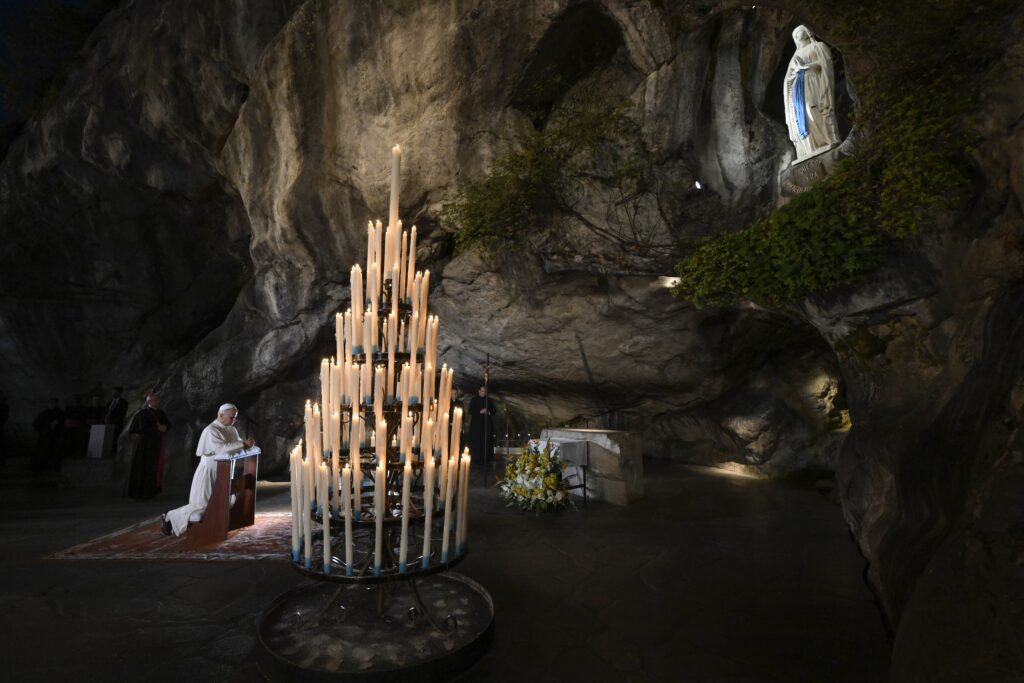 El Papa León XIV se arrodilla en la Gruta de las Apariciones en el Santuario de Nuestra Señora de Lourdes, Francia, el 26 de septiembre de 2026. (Foto OSV News/Simone Risoluti, Vatican Media)