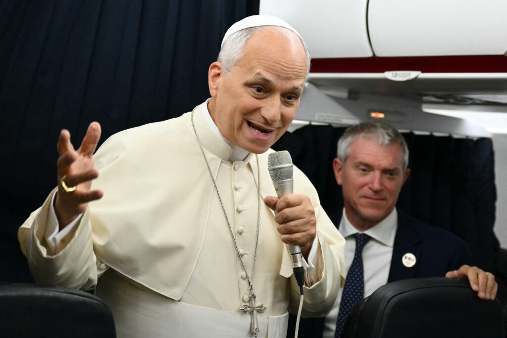 El papa León XIV conversa con periodistas a bordo del vuelo de regreso a Roma, el 28 de septiembre de 2026, tras concluir su viaje apostólico a Francia del 25 al 28 de septiembre. Durante su visita, el Papa recorrió París, Saint-Denis, Lourdes y Metz. (Foto de OSV News/Alberto Pizzoli, grupo de prensa vía Reuters)
