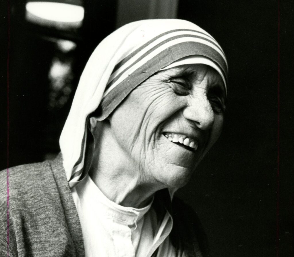 Santa Teresa de Calcuta sonríe durante la inauguración de un convento de las Misioneras de la Caridad en Detroit en 1979. (Foto CNS/Dwight Cendrowski)