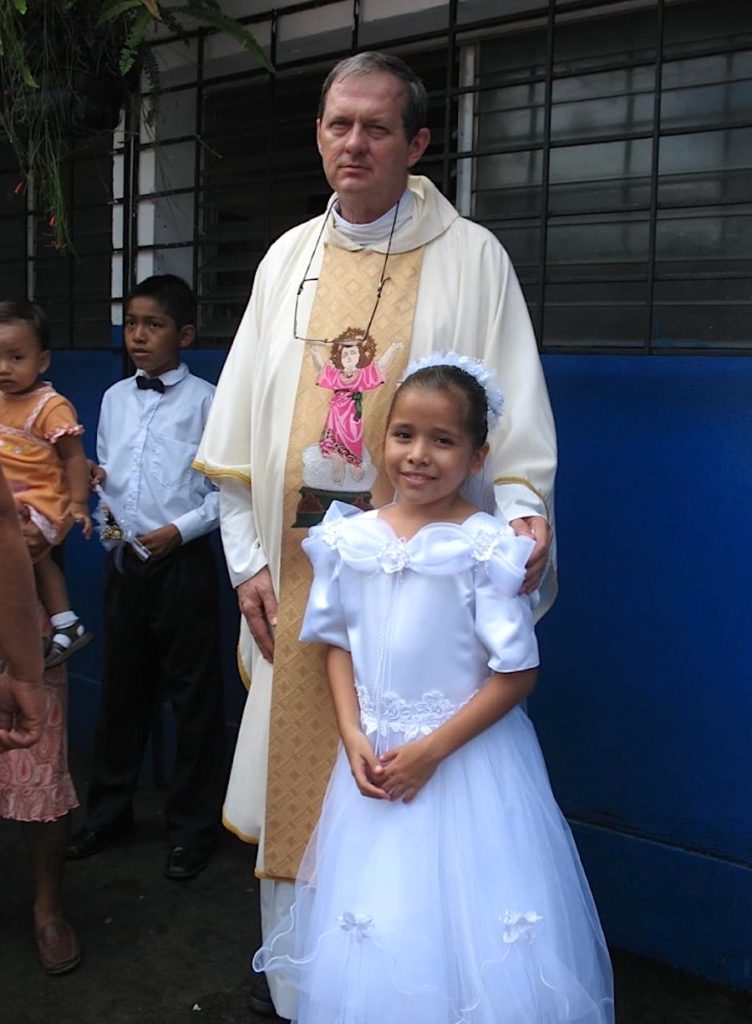 El autor, fotografiado después de una Misa de Primera Comunión durante su época como sacerdote misionero en la Arquidiócesis de San Salvador, en El Salvador. (Cortesía de Mons. Richard Antall)