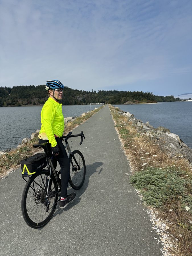 Bill Larson, feligrés de la parroquia St. Maximilian Kolbe en Westlake Village, monta en bicicleta por las islas San Juan, en el noroeste del Pacífico, durante su campaña anual de recaudación de fondos. (Foto cortesía)