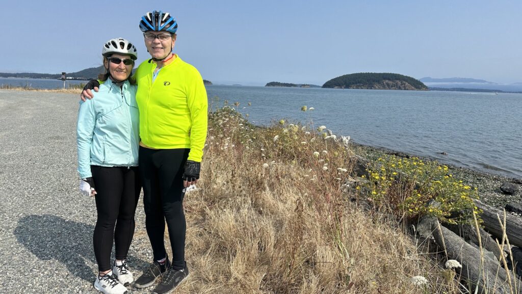Bill Larson posa junto a su esposa, Joan, durante su campaña anual de recaudación de fondos en bicicleta para beneficiar a Habitat for Humanity del condado de Ventura. (Foto cortesía)