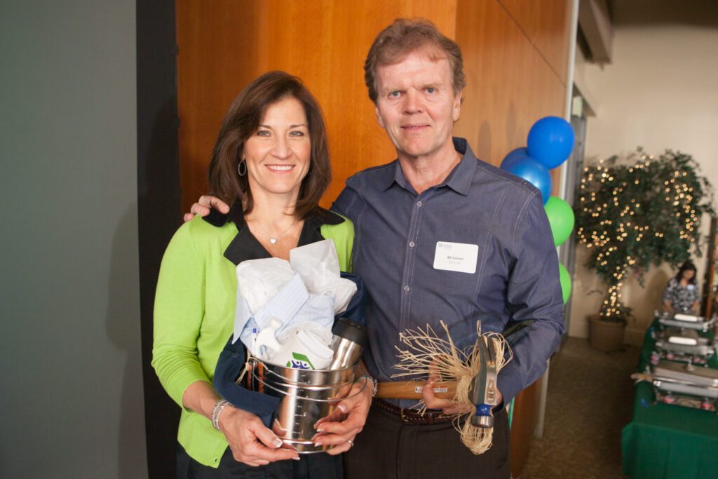 Bill Larson posa junto a su esposa, Joan, después de ser reconocido por Habitat for Humanity del condado de Ventura en 2013 por sus campañas de recaudación de fondos mediante recorridos en bicicleta. (Foto cortesía)