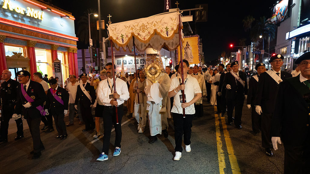 La custodia con Jesucristo presente en la Eucaristía es llevada por las calles de Hollywood durante una procesión eucarística el 9 de septiembre. Miguel Tenorio, en el centro a la derecha, feligrés de la iglesia del Santísimo Sacramento de Hollywood, ayuda a llevar el palio. (Poncho Romero)