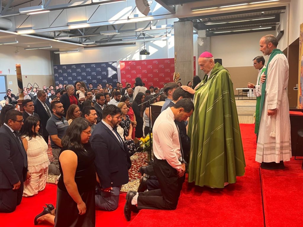 El arzobispo Gabriele Caccia, nuncio apostólico en Estados Unidos, presidió una celebración de vísperas el 14 de julio en Washington, D.C., donde escuchó las experiencias de misioneros del Camino Neocatecumenal que habían pasado una semana en misión "de dos en dos" en distintas diócesis. También impartió su bendición a matrimonios y a jóvenes que se ofrecieron como misioneros en cualquier lugar del mundo. (Cortesía de la Nunciatura Apostólica en Estados Unidos)