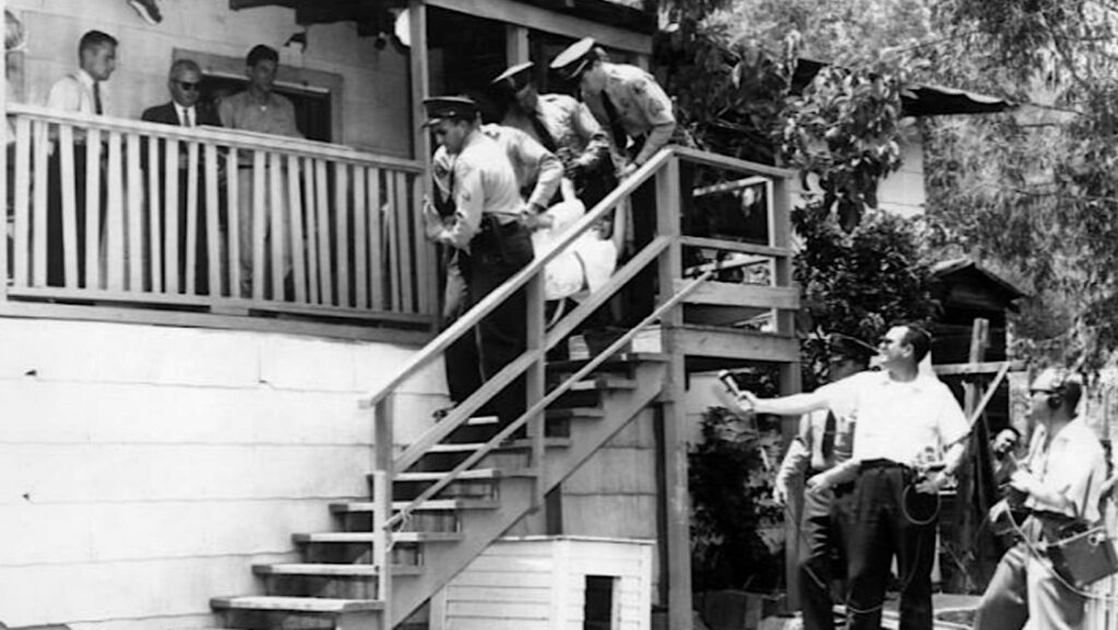 Agentes del sheriff del condado de Los Ángeles desalojan por la fuerza a la señora Aurora Vargas de su casa, ubicada en 1771 Malvina Avenue, en Chavez Ravine, el 9 de mayo de 1959, mientras representantes de los medios registraban el hecho. La familia se resistió y afirmó que solo había recibido una notificación de desalojo por escrito, lo que generó críticas a los métodos empleados por el gobierno. (Wikimedia Commons)
