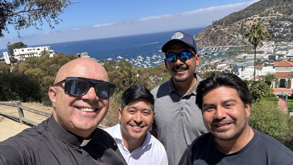 Rafael Zaragoza, segundo desde la izquierda, junto a sus compañeros y el padre Dario Miranda durante su visita a la isla Catalina en julio de 2026. El equipo de Zaragoza pasó una semana en la Región Pastoral de San Pedro de la Arquidiócesis de Los Ángeles, anunciando el Evangelio a sacerdotes, feligreses y a todas las personas que encontraban. (Padre Dario Miranda)