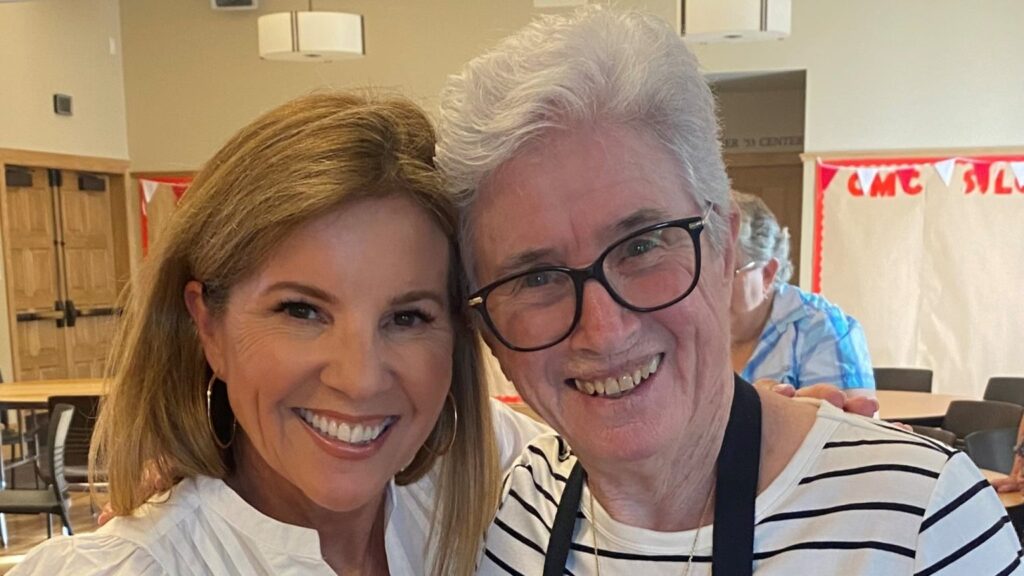 La autora (izquierda), junto a su difunta tía, la hermana Sheila McNiff, SHCJ. (Heidi Johnson)