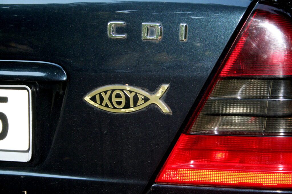 Un símbolo de pez ΙΧΘΥΣ (“ichthys”) en un automóvil. (Oliver Wolters vía Wikimedia Commons)