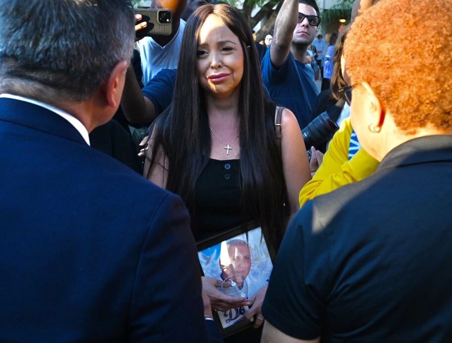 JM2_7163 | Angelus en Español Marina Sabia, prima de Daniel Castillo, víctima del accidente de autobús ocurrido en Chatsworth, recibe las condolencias de la alcaldesa de Los Ángeles, Karen Bass, y del concejal municipal John Lee durante la vigilia del 17 de septiembre de 2026, frente a la iglesia católica St. John Eudes. (John McCoy)
