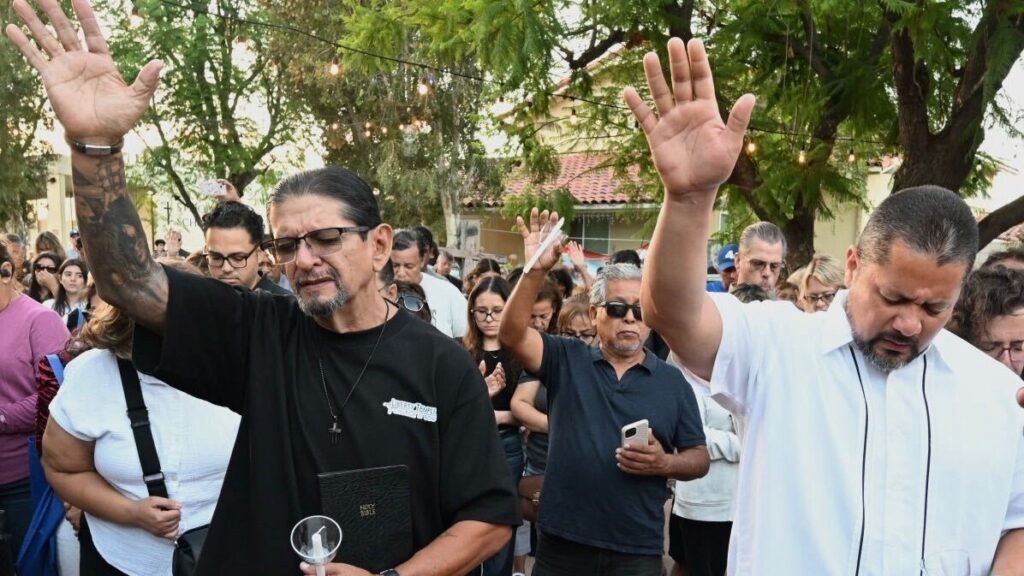 Cientos de personas se reunieron para rezar y llorar a las víctimas de los accidentes del 15 de septiembre en Chatsworth, una comunidad del Valle de San Fernando, en Los Ángeles, durante una vigilia celebrada el 17 de septiembre de 2026 en la iglesia católica St. John Eudes. (John McCoy)