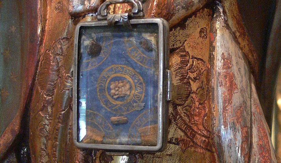 Un fragmento de la tilma de san Juan Diego se exhibe en la Catedral de Nuestra Señora de los Ángeles, en Los Ángeles. Es el único fragmento conocido de la tilma que se conserva en Estados Unidos. (Andreas Praefcke / Wikimedia Commons)