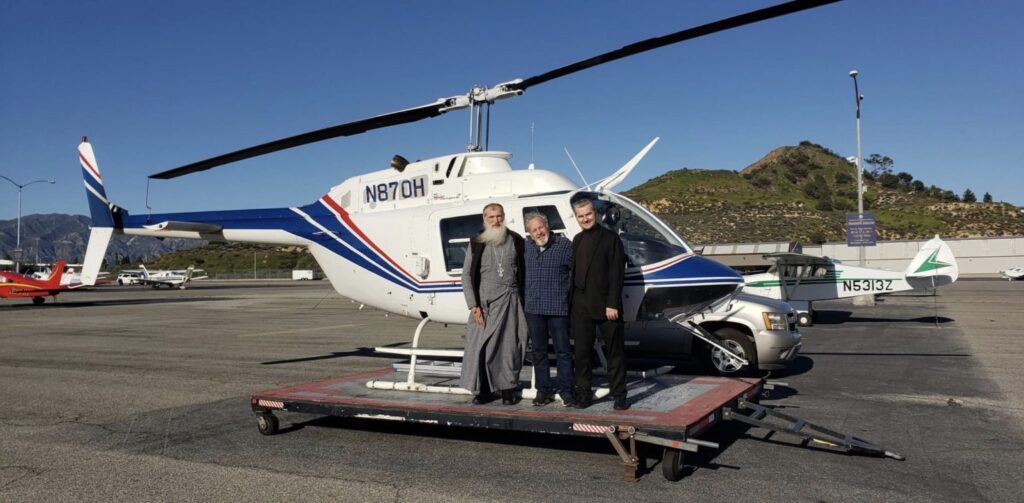 Screenshot | Angelus en Español George Marciniw, en el centro, junto al padre Ihor Koshyk (derecha) y el obispo católico ucraniano Benedict Aleksiychuk, el día que realizaron un recorrido en helicóptero por el sur de California. En ese momento, la imagen era la foto de portada de Marciniw en Facebook. (Padre Ihor Koshyk)