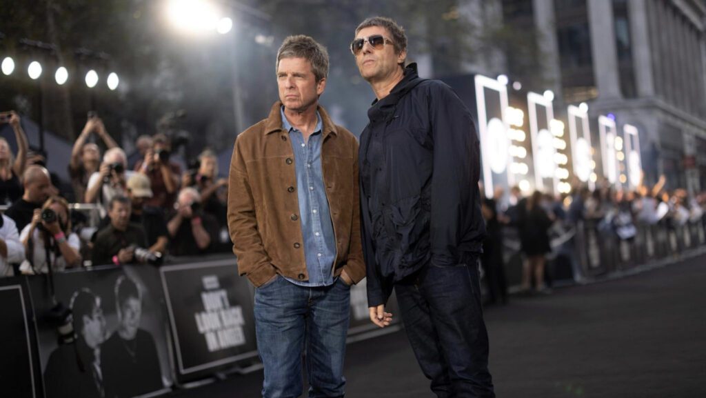 Noel Gallagher y Liam Gallagher en el estreno en Londres de la película “Don’t Look Back in Anger”. (IMDb)