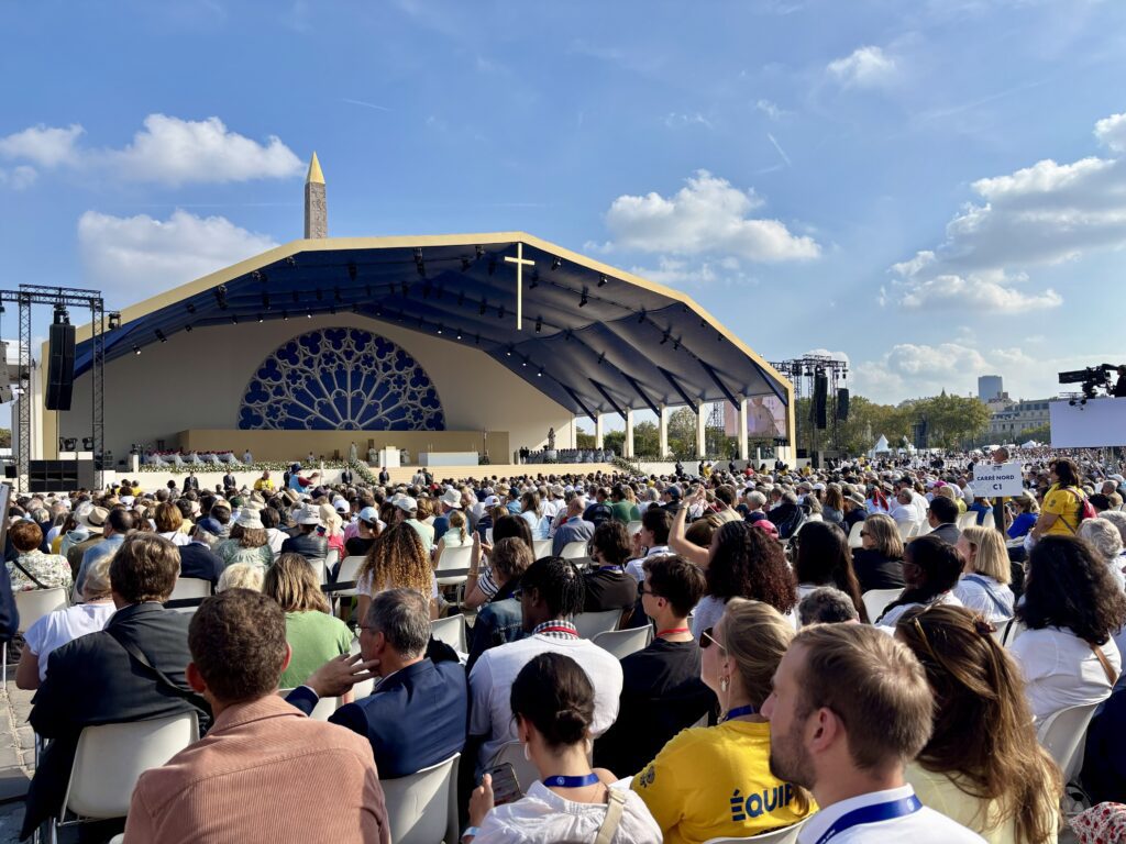 El Papa León XIV celebra la Misa en la Plaza de la Concordia, en París. | Crédito: Solène Tadié.