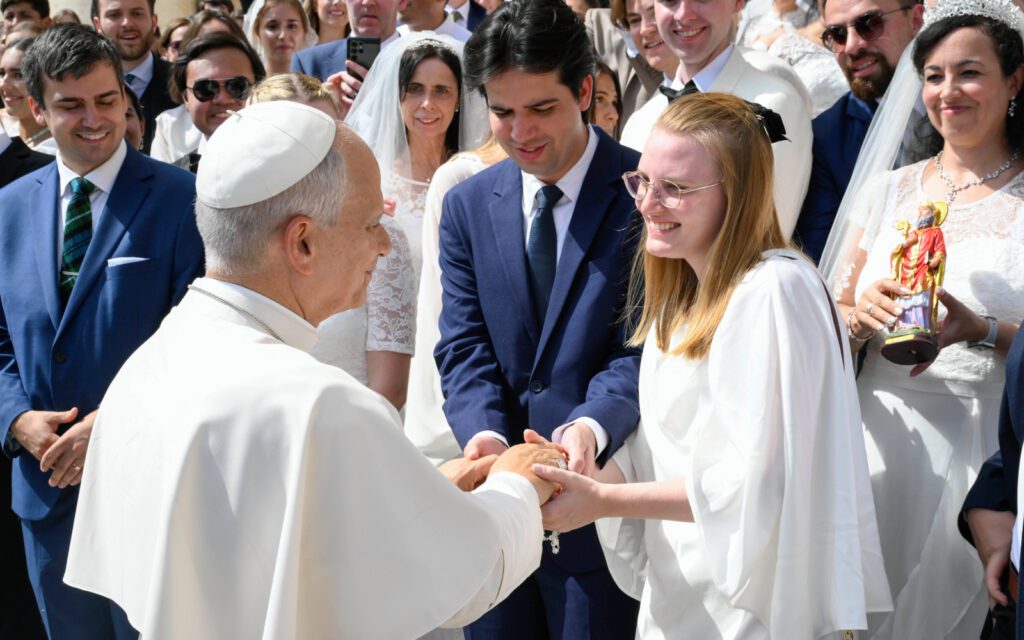 El Papa León XIV saluda a los novios congregados en San Pedro durante la Audiencia General del 9 de septiembre de 2026. Crédito: Vatican Media.
