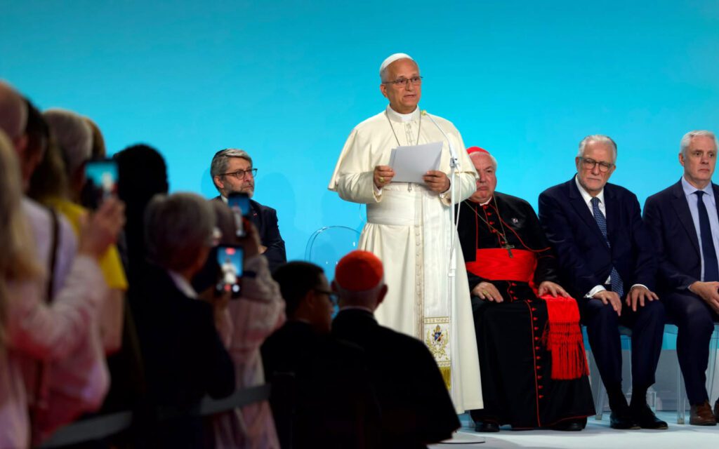 El Papa León XIV pronuncia su discurso en un encuentro interreligioso en el Centro de Conferencias Robert Schuman en Metz, Francia, el 28 de septiembre de 2026. Crédito: Daniel Ibáñez/EWTN News