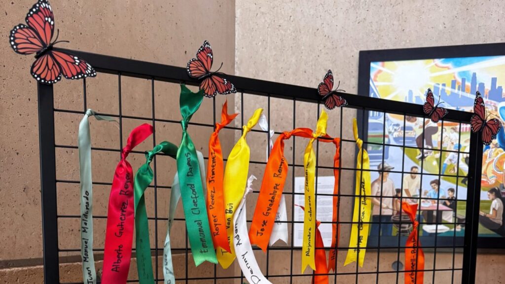 Cintas con los nombres de personas afectadas por las medidas migratorias cuelgan de la nueva instalación "Cintas de oración" en la Catedral de Nuestra Señora de los Ángeles. (Arquidiócesis de Los Ángeles)