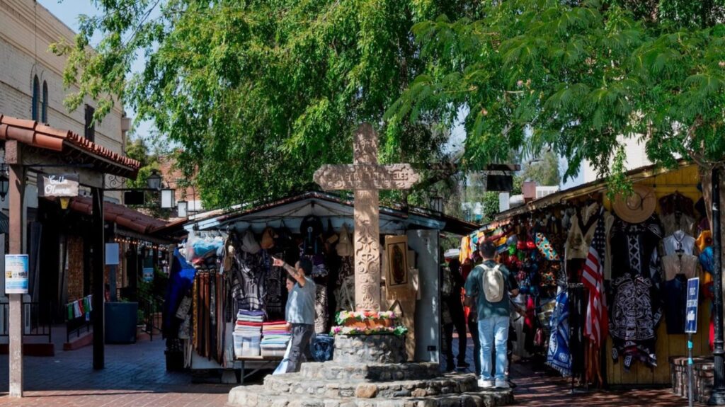 La cruz de la calle Olvera se encuentra al comienzo de esta calle, cerca del Monumento Histórico El Pueblo de Los Ángeles, en Los Ángeles. (Becket vía EWTN)