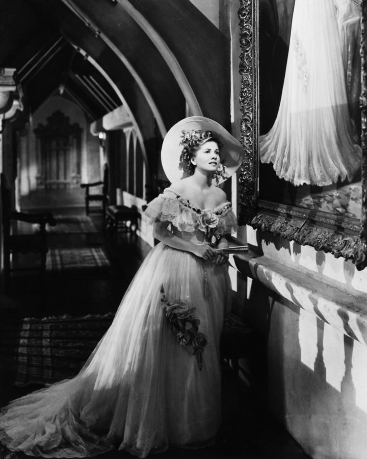 Screenshot | Angelus en Español Joan Fontaine protagoniza la adaptación cinematográfica de Rebecca.
