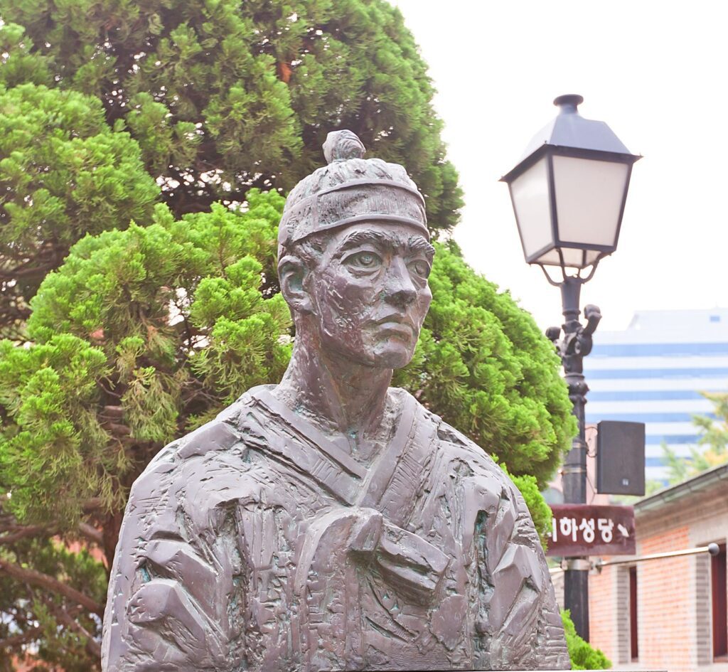 Monumento a san Andrés Kim Taegon en el patio de la catedral de Myeongdong, en Seúl, Corea. (Shutterstock)