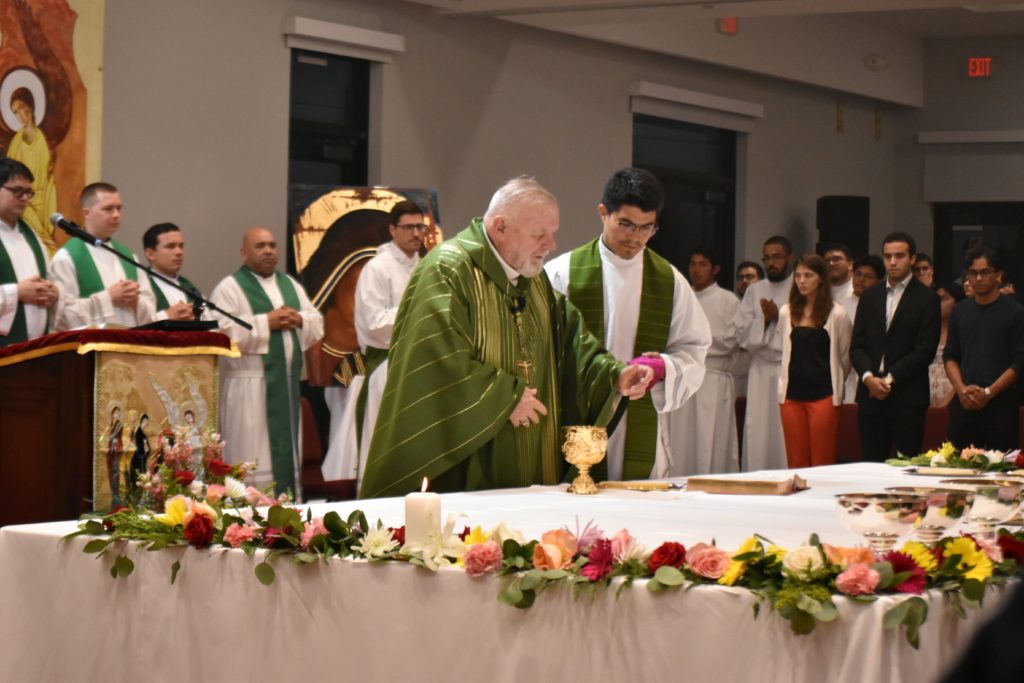 El arzobispo Thomas Wenski, de Miami, celebró una misa el 4 de julio en Orlando junto a varios cientos de misioneros que al día siguiente partieron para una misión de una semana “de dos en dos” por el sur de Estados Unidos. (Seminario Redemptoris Mater de Miami)
