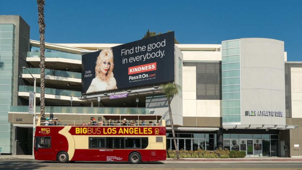 Dolly Parton aparece en una valla publicitaria en Los Ángeles en 2024. (Shutterstock)