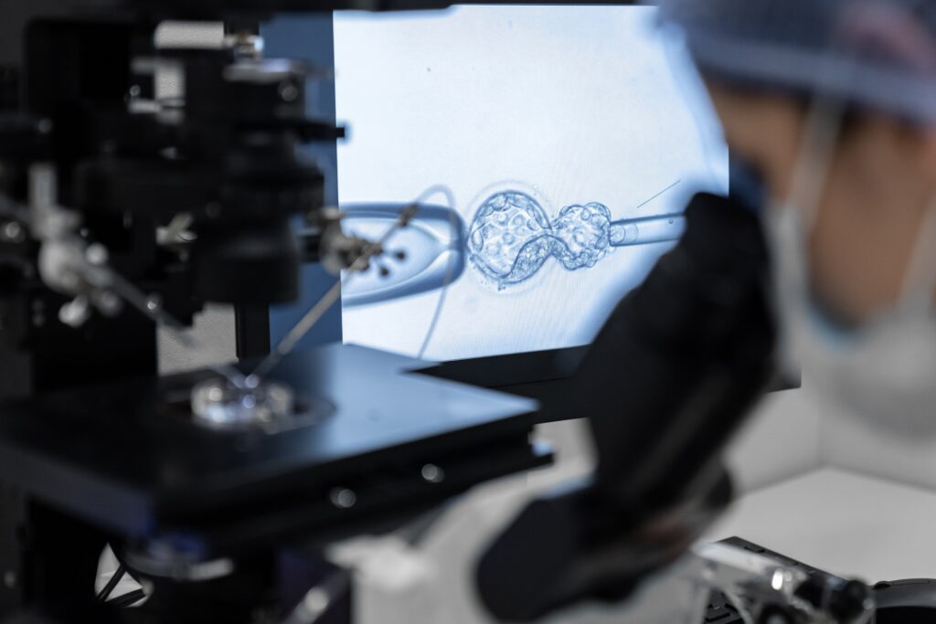 Un procedimiento de inseminación artificial se lleva a cabo en un laboratorio de fecundación in vitro. (Shutterstock)