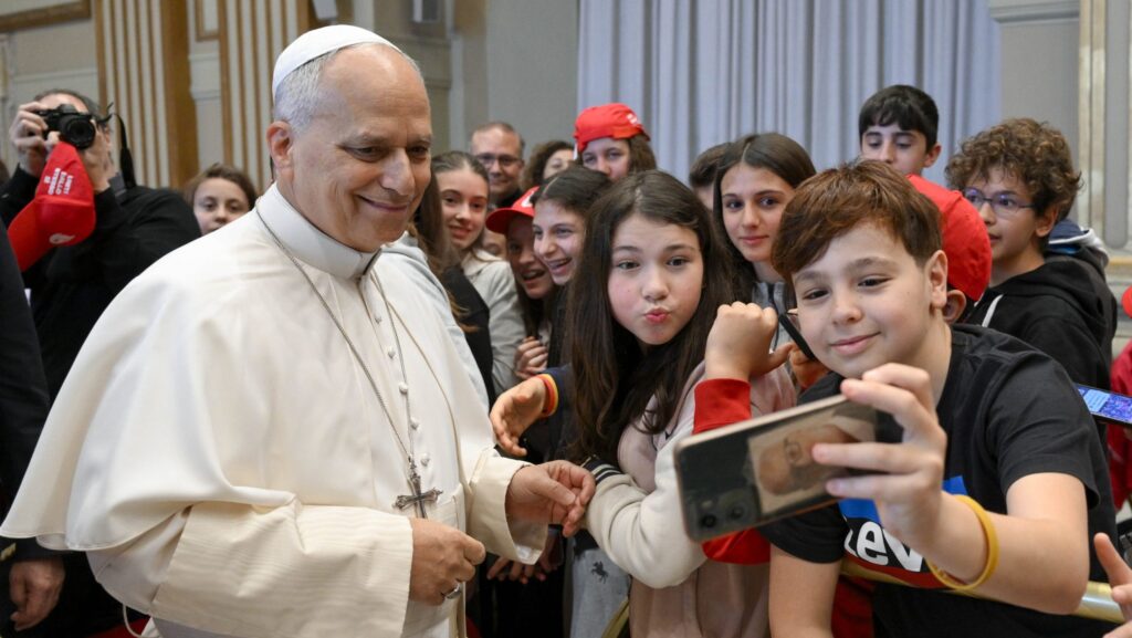 El papa León XIV se toma una selfi durante un encuentro, el 16 de mayo de 2026, en el Vaticano, con jóvenes católicos de la Arquidiócesis de Génova, Italia, que se preparan para recibir el sacramento de la Confirmación. (OSV News/Simone Risoluti, Vatican Media)
