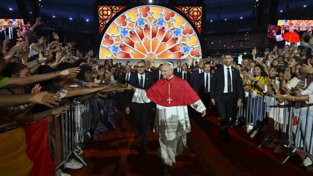 El papa León XIV saluda a los jóvenes durante una vigilia de oración en el Stade de France, en Saint-Denis, Francia, el 25 de septiembre. (OSV News/Simone Risoluti, Vatican Media)