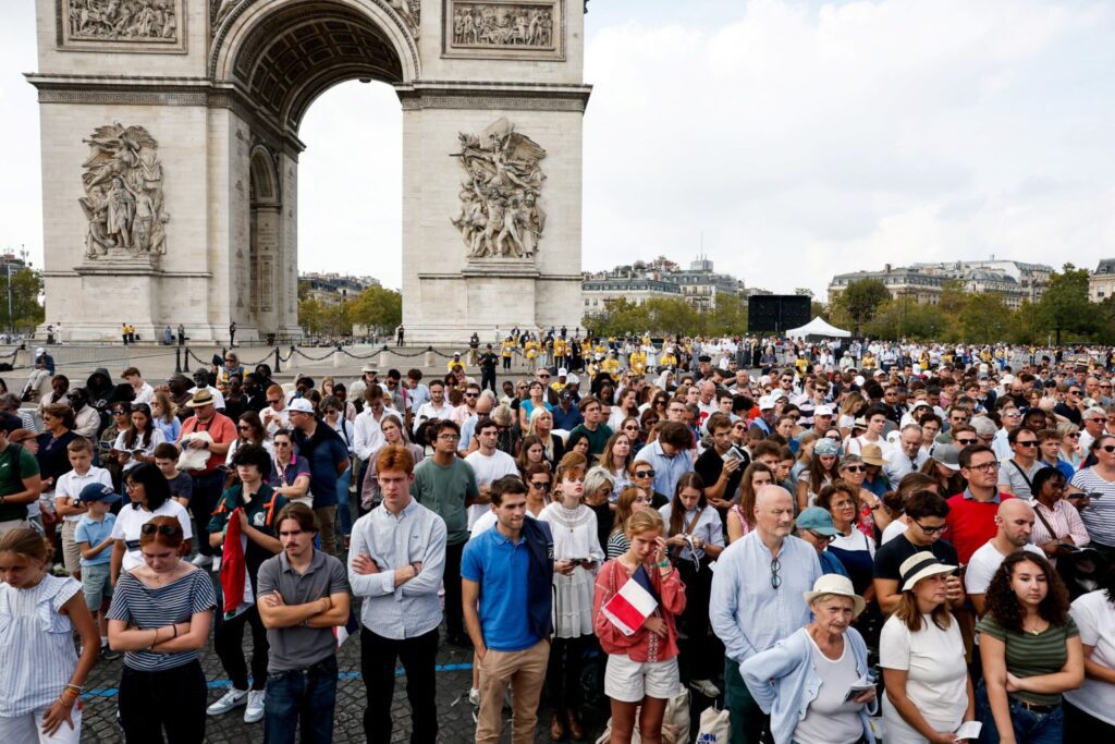 POPE LEO XIV PAPAL TRIP FRANCE 2026 PLACE CONCORDE | Angelus en Español Personas se reúnen cerca del Arco de Triunfo de París para participar de una Misa al aire libre presidida por el papa León XIV en la Plaza de la Concordia, el 26 de septiembre. (OSV News/Benoit Tessier, Reuters)