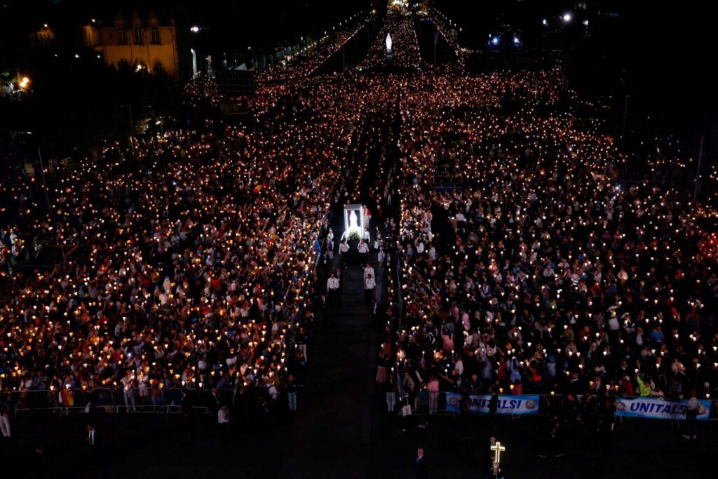 POPE LEO LOURDES | Angelus en Español El papa León XIV encabeza una procesión con velas en el Santuario de Nuestra Señora de Lourdes, el 27 de septiembre. (OSV News/Remo Casilli, Reuters)