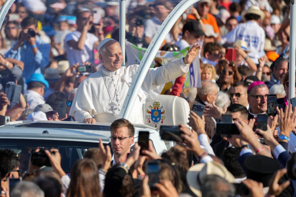 El Papa León XIV saluda a los fieles desde el papamóvil en la explanada del Santuario de Nuestra Señora de Lourdes en Lourdes, Francia, el 27 de septiembre de 2026, antes de celebrar la Misa. (Foto CNS/Lola Gomez)