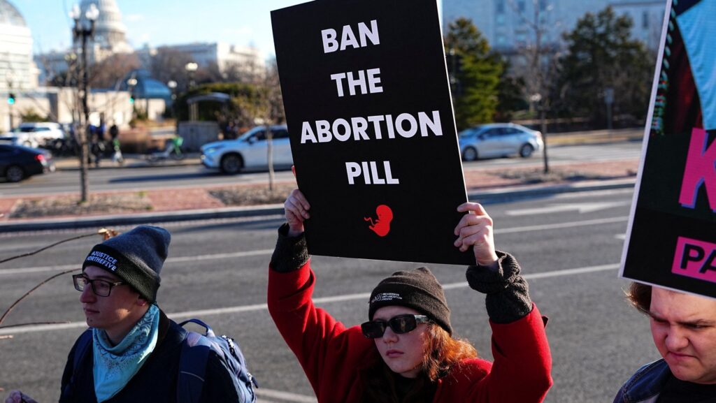 Manifestantes sostienen carteles durante una protesta frente al Departamento de Salud y Servicios Humanos de Estados Unidos, en Washington, el 22 de enero de 2026, para pedir a la administración del presidente Donald Trump que prohíba la píldora abortiva. En una declaración del 29 de septiembre, el obispo Daniel E. Thomas, de Toledo, Ohio, presidente del comité de los obispos estadounidenses sobre actividades pro-vida, exhortó a los fieles a conmemorar el Mes del Respeto a la Vida con oración por el fin del aborto y acciones para detener el uso de la píldora abortiva. (Foto de OSV News/Aaron Schwartz, Reuters)