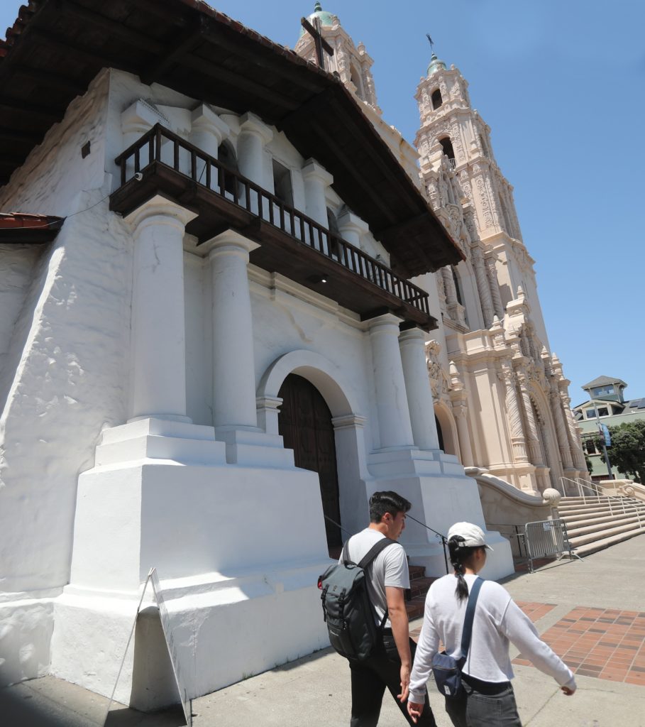 Personas pasan frente a la Basílica de la Misión Dolores en San Francisco el 18 de mayo de 2024. En enero de 2026, el papa León inauguró el Año Jubilar de San Francisco de Asís. Uno de los mayores legados de san Francisco en Estados Unidos se encuentra en las 21 misiones de California establecidas por san Junípero Serra y otros franciscanos. (Foto de OSV News/Bob Roller)