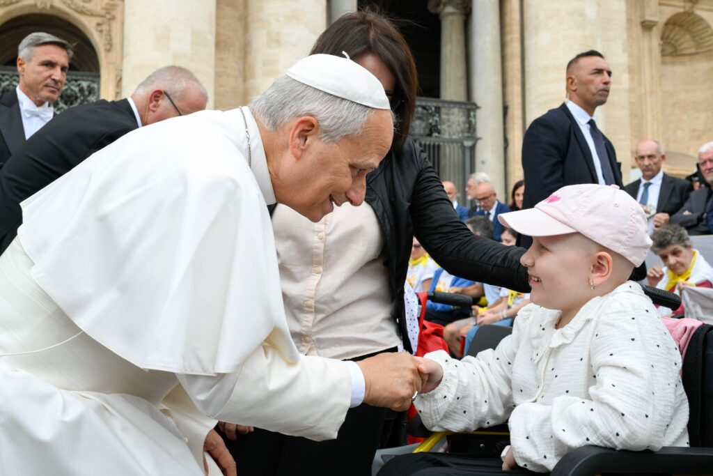 El papa León XIV saluda a un niño al finalizar su audiencia general en la plaza de San Pedro, en el Vaticano, el 7 de octubre de 2026. (Foto CNS/Vatican Media)