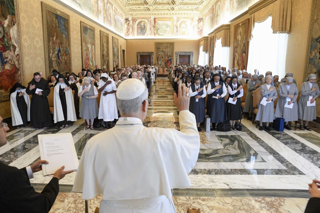 El papa León XIV imparte su bendición a miembros de las Carmelitas Descalzas de Tierra Santa, las Hermanas de Santa Catalina, las Misioneras Salesianas de María Inmaculada y las Hermanas de San Pablo de Chartres, al finalizar una audiencia en el Vaticano el 22 de septiembre de 2025. (Foto de CNS/Vatican Media)