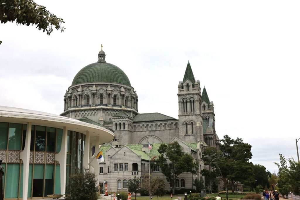 La Catedral Basílica de San Luis, vista el 23 de septiembre de 2026. La Arquidiócesis de St. Louis presentó una demanda federal el 5 de octubre de 2026 debido a una política de "no contacto" que prohíbe a los sacerdotes distribuir la Comunión y escuchar confesiones en el Centro de Detención del Condado de Ste. Genevieve. (Foto OSV News/Margaret Murray)