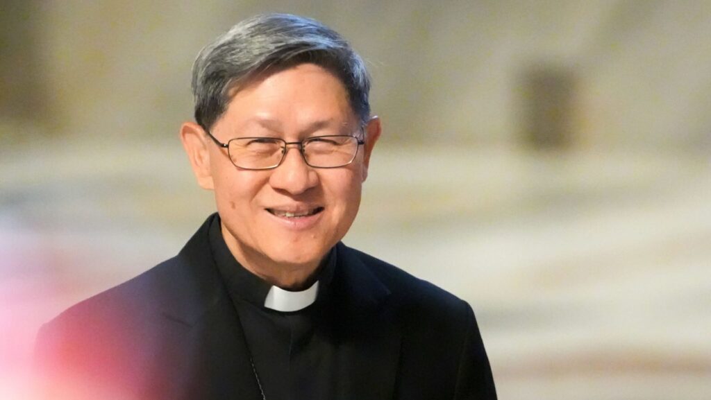 El cardenal Luis Antonio Tagle, proprefecto del Dicasterio para la Evangelización, llega para participar en la misa de clausura de los nueve días de luto oficial por el papa Francisco, celebrada en la Basílica de San Pedro, en el Vaticano, el 4 de mayo de 2025. El Vaticano anunció el 9 de octubre de 2026 que Tagle había sido elegido nuevo decano del Colegio Cardenalicio, tras el retiro del cardenal Giovanni Battista Re, de 92 años. (Foto de CNS/Lola Gomez)