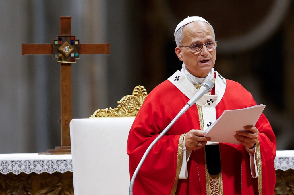 El Papa León XIV celebra una Misa para marcar el inicio del año académico en las Universidades Pontificias en la Basílica de San Pedro, en el Vaticano, el 8 de octubre de 2026. Tras la oración del Ángelus del 11 de octubre, anunció que se sometería a una cirugía para extirpar un nódulo en el pulmón. (Foto OSV News/Remo Casilli, Reuters)