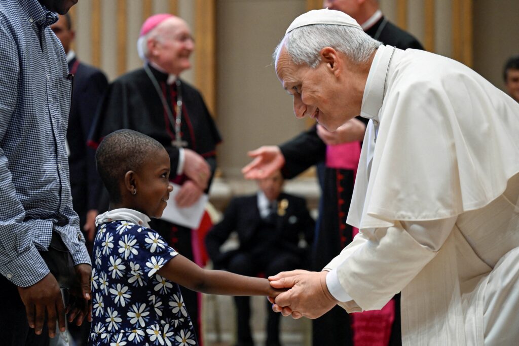 El Papa León XIV saluda a una niña durante un encuentro con miembros y voluntarios del Circolo San Pietro en el Vaticano, el 12 de octubre de 2026. Líderes políticos y religiosos de todo el mundo expresaron su apoyo y ofrecieron oraciones por el Papa León después de que este anunciara, el 11 de octubre, que se sometería a una intervención quirúrgica para extirpar un pequeño nódulo pulmonar localizado, detectado por los médicos. (Foto OSV News/Matteo Pernaselci, Vatican Media)