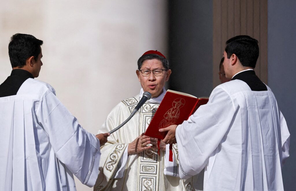 El cardenal Luis Antonio Tagle, pro-prefecto del Dicasterio para la Evangelización, celebra la Misa en la Plaza de San Pedro, en el Vaticano, el 14 de octubre de 2026, durante la jornada de clausura de un encuentro en el que los presidentes de las conferencias episcopales conmemoran el décimo aniversario de "Amoris Laetitia". La Misa incluyó también oraciones especiales por la salud del Papa León XIV, tras la cirugía pulmonar a la que fue sometido el día anterior y su diagnóstico de cáncer. (Foto OSV News/Stoyan Nenov, Reuters)