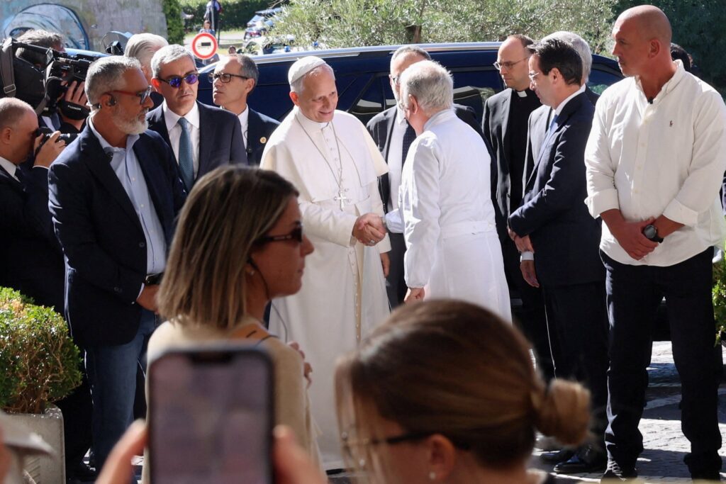 El papa León XIV es recibido por el Dr. Andrea Cambieri a su llegada al Hospital Gemelli de Roma, el 13 de octubre de 2026, antes de someterse esa tarde a una cirugía para extirparle un nódulo pulmonar. Esa noche, el Vaticano confirmó que el Papa tiene cáncer de pulmón. (Foto de OSV News/Ciro De Luca, Reuters)