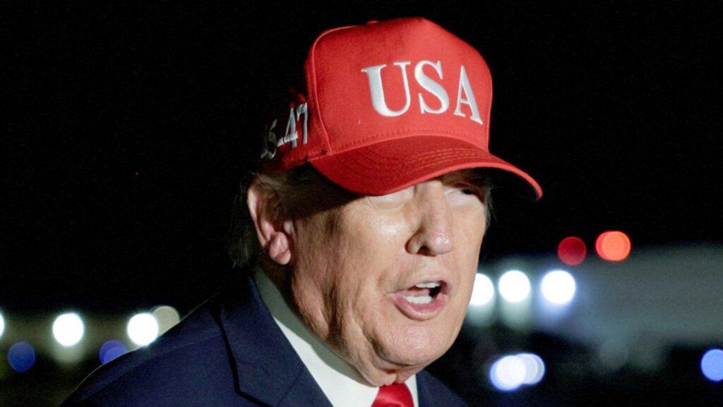 El presidente de Estados Unidos, Donald Trump, habla con los medios antes de abordar el avión presidencial Air Force One en Missoula, Montana, el 14 de octubre de 2026. (Foto de OSV News/Evan Vucci, Reuters)