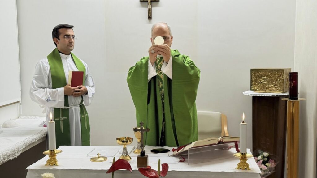 El Papa en el momento de la consagración el 16 de octubre de 2026, durante la Misa que presidió por primera vez en los cuatro días que lleva ingresado en el Hospital Gemelli. Crédito: Vatican Media.