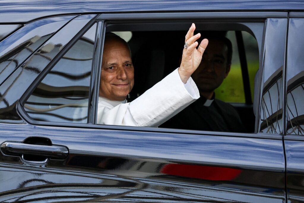 El Papa León XIV sale del hospital Gemelli en Roma, el 17 de octubre de 2026, tras el alta médica después de someterse a una cirugía pulmonar y ser diagnosticado de cáncer el 13 de octubre. (Foto OSV News/Vincenzo Livieri, Reuters)